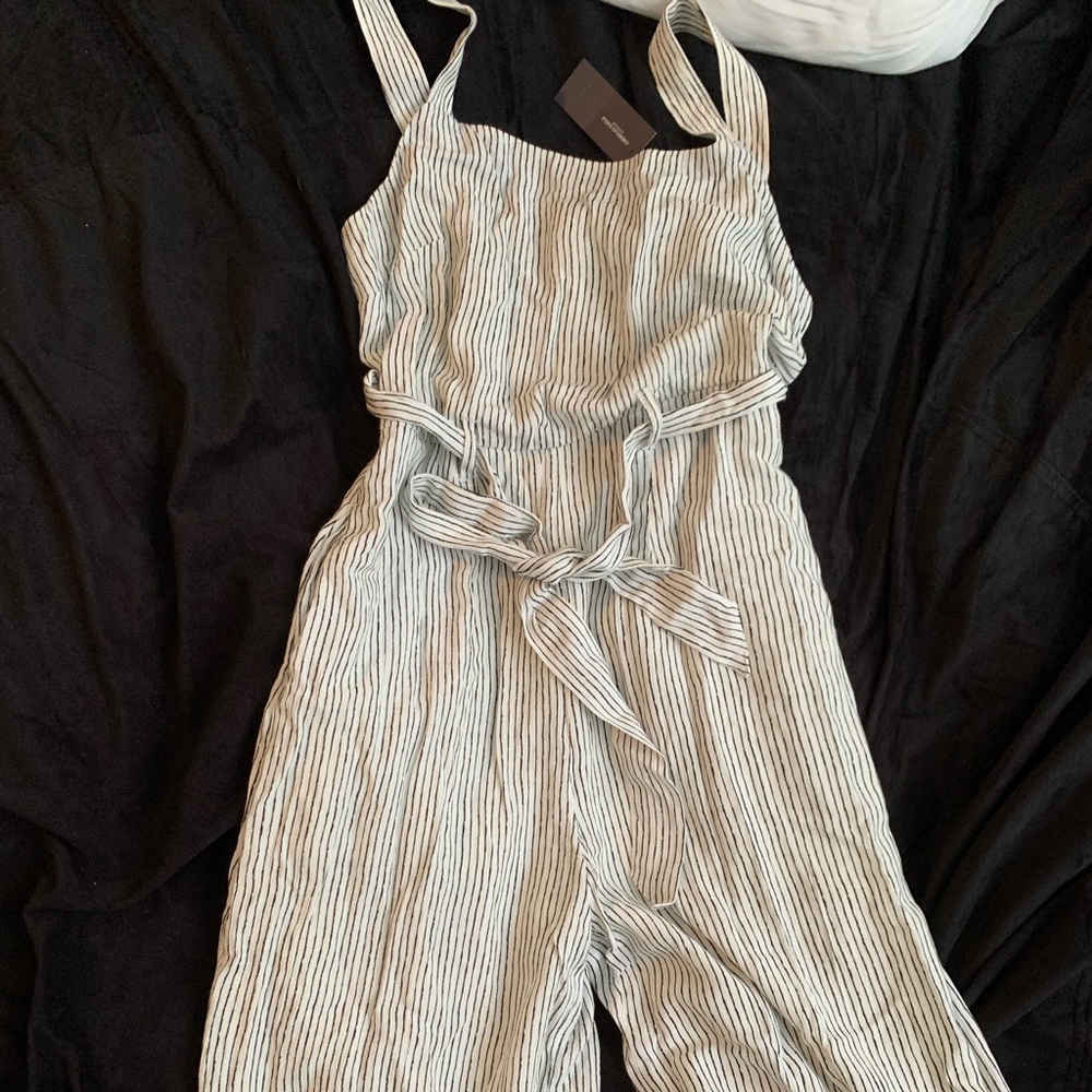 NWT cropped wide leg jumpsuit with tie belt and zip closure.